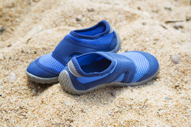 Wyjazd na morze – dlaczego obuwie plażowe jest niezbędne?