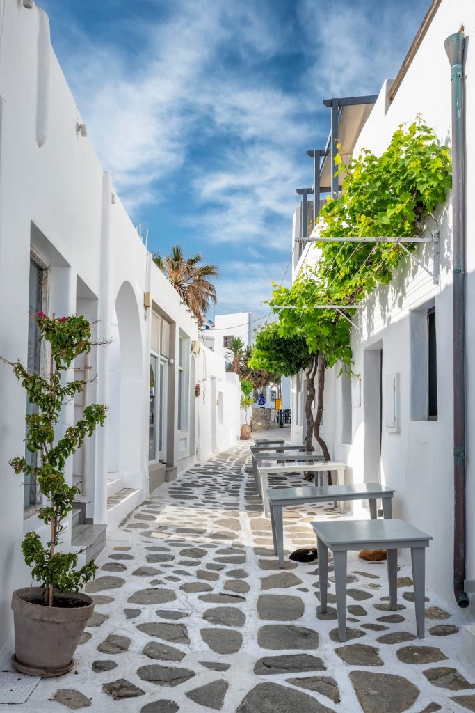  uliczka na greckiej wyspie paros 
